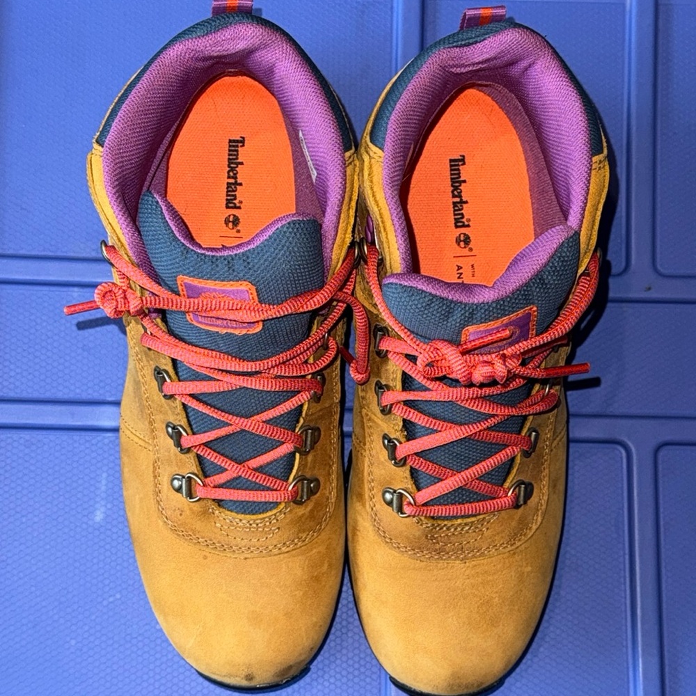 Timberland Hiking Boots (Never Worn) size 8.5 (women’s size 8.5)